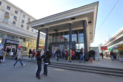 Вход на станцию метро `Чистые пруды`. Работники метрополитена в ночь на 20 апреля масляной краской серого цвета покрасили гранитные колонны исторического вестибюля станции `Чистые пруды`.