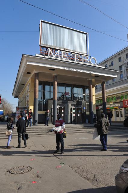 Вход на станцию метро `Чистые пруды`. Работники метрополитена в ночь на 20 апреля масляной краской серого цвета покрасили гранитные колонны исторического вестибюля станции `Чистые пруды`.