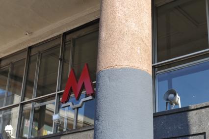 Вход на станцию метро `Чистые пруды`. Работники метрополитена в ночь на 20 апреля масляной краской серого цвета покрасили гранитные колонны исторического вестибюля станции `Чистые пруды`.