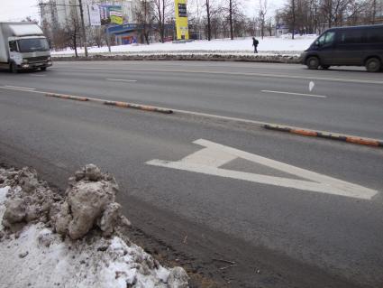 Выделенная полоса для общественного пассажирского транспорта. На снимке: разделительная полоса на автомобильной дороге.