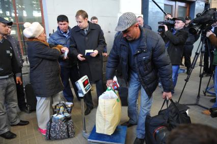 Казанский вокзал. Система контроля над перевесом багажа пассажиров. На снимке: взвешивание и проверка ручной клади на перроне вокзала.