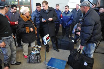 Казанский вокзал. Система контроля над перевесом багажа пассажиров. На снимке: взвешивание и проверка ручной клади на перроне вокзала.