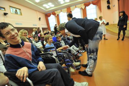 Школа для детей с ограниченными возможностями в Ново-Переделкино. На снимке: участники группы `На-На` Вячеслав Жеребкин (в центре) перед началом концерта группы, организованного для детей.