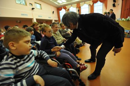 Школа для детей с ограниченными возможностями в Ново-Переделкино. На снимке: продюсер группы `На-На` Бари Алибасов перед началом концерта группы, организованного для детей.