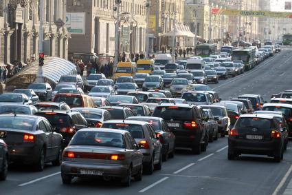 Автомобильное движение на проспекте Независимости в Минске