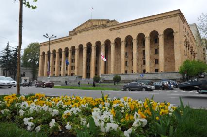 Проспект Руставели. Старое здание Парламента Грузии.