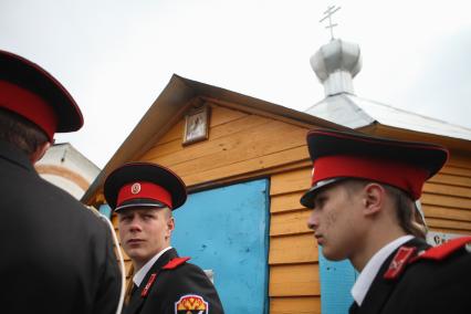 Ставропольский край, село Сенгилеевское. Казаки Терского казачьего войска во время открытия мемориала на военно-спортивной базе \"Русские витязи\", пропавшему без вести во время восстания в лагере Бадабер.