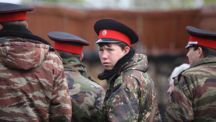 Ставропольский край, село Сенгилеевское. Казаки Терского казачьего войска во время открытия мемориала на военно-спортивной базе \"Русские витязи\", пропавшему без вести во время восстания в лагере Бадабер.