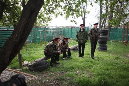 Ставропольский край, село Сенгилеевское. Казаки Терского казачьего войска во время открытия мемориала на военно-спортивной базе \"Русские витязи\", пропавшему без вести во время восстания в лагере Бадабер.