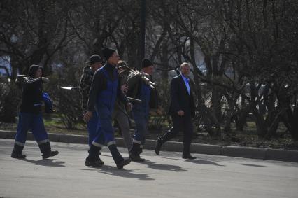 Бизнесмен Роман Абрамович и рабочие.