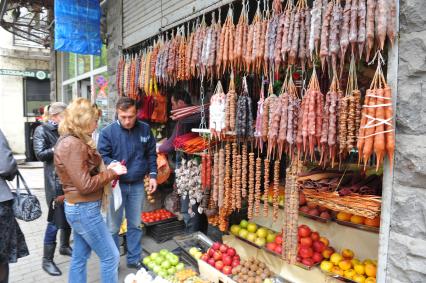 Уличная торговля. На снимке: ассортимент фруктов и овощей.