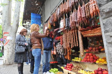 Уличная торговля. На снимке: ассортимент фруктов и овощей.