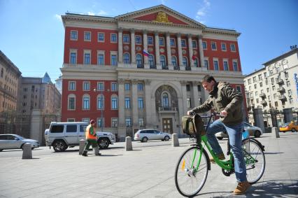 В центре Москвы на Бульварном кольце оборудуют 11 станций велопроката. Работать они будут автоматически. Велосипед можно будет взять в одном месте, а сдать в другом. На снимке: велосипедист у здания Мэрии.