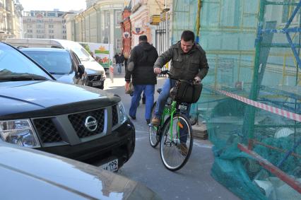 В центре Москвы на Бульварном кольце оборудуют 11 станций велопроката. Работать они будут автоматически. Велосипед можно будет взять в одном месте, а сдать в другом. На снимке: велосипедист