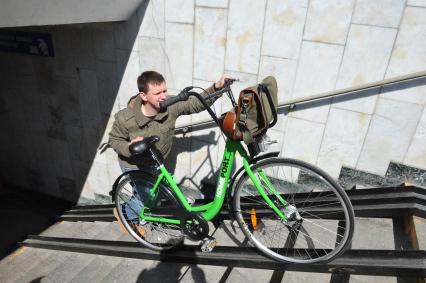 В центре Москвы на Бульварном кольце оборудуют 11 станций велопроката. Работать они будут автоматически. Велосипед можно будет взять в одном месте, а сдать в другом. На снимке: велосипедист выходит из подземного перехода.