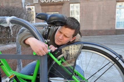 В центре Москвы на Бульварном кольце оборудуют 11 станций велопроката. Работать они будут автоматически. Велосипед можно будет взять в одном месте, а сдать в другом. На снимке: велосипедист.