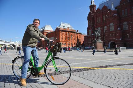 В центре Москвы на Бульварном кольце оборудуют 11 станций велопроката. Работать они будут автоматически. Велосипед можно будет взять в одном месте, а сдать в другом. На снимке: велосипедист у здания Исторического музея..