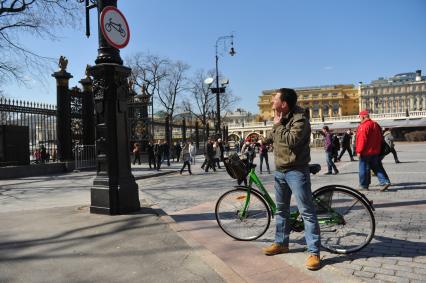 В центре Москвы на Бульварном кольце оборудуют 11 станций велопроката. Работать они будут автоматически. Велосипед можно будет взять в одном месте, а сдать в другом. На снимке: велосипедист у Александровского сада.