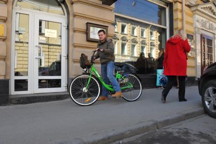 В центре Москвы на Бульварном кольце оборудуют 11 станций велопроката. Работать они будут автоматически. Велосипед можно будет взять в одном месте, а сдать в другом. На снимке: велосипедист