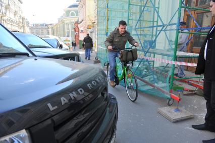 В центре Москвы на Бульварном кольце оборудуют 11 станций велопроката. Работать они будут автоматически. Велосипед можно будет взять в одном месте, а сдать в другом. На снимке: велосипедист