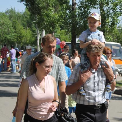 Отец держит сына на плече