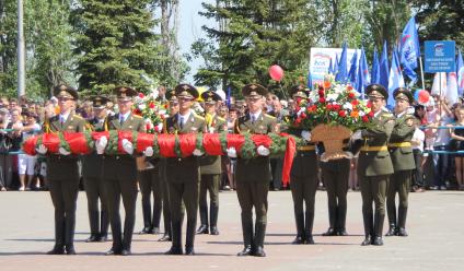 Военные возносят венки к памятнику