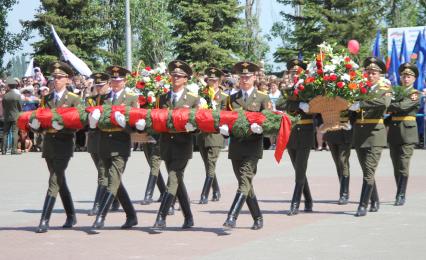 Военные несут цветы