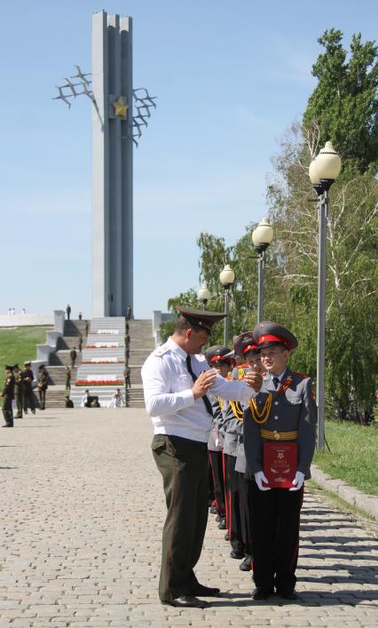 Саратов. Парк Победы. Военнослужащий разговаривает с кадетами, держащими в руках книгу памяти