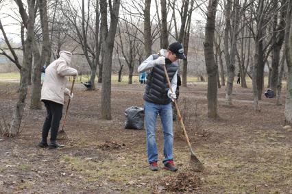 Отрадное. Общегородской субботник. На снимке: уборка территории.