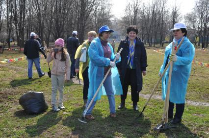 Отрадное. Общегородской субботник. На снимке: уборка территории.