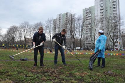 Отрадное. Общегородской субботник. На снимке: уборка территории.