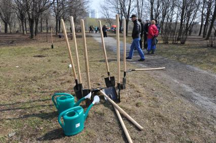 Отрадное. Общегородской субботник. На снимке: лейки и лопаты