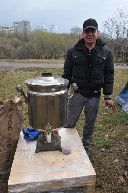 Отрадное. Общегородской субботник. На снимке: самовар и мужчина.