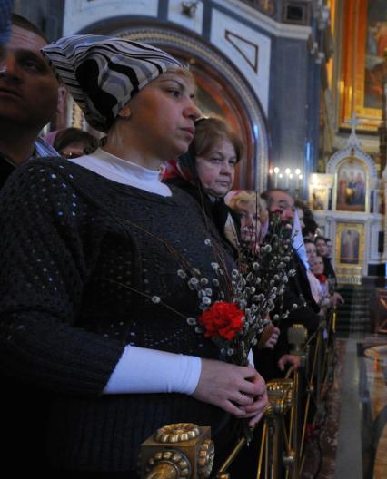 Храма Христа Спасителя. Вербное воскресенье. На снимке: прихожане во время литургии в храме.