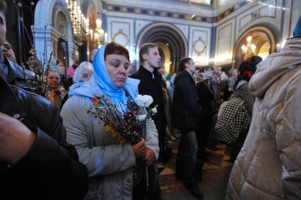 Храма Христа Спасителя. Вербное воскресенье. На снимке: прихожане во время литургии в храме.