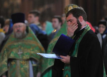 Храма Христа Спасителя. Вербное воскресенье. На снимке:во время литургии в храме.