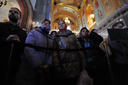 Храма Христа Спасителя. Вербное воскресенье. На снимке: прихожане во время литургии в храме.