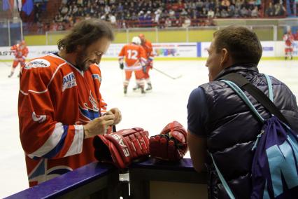 На благотворительном хоккейном матче `Под флагом добра` фигурист Илья Авербух разговаривает со своим фанатом.