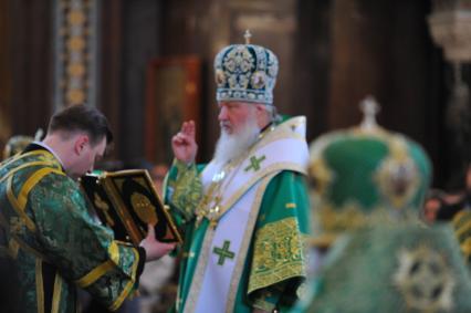 Храм Христа Спасителя. Вербное воскресенье. На снимке: патриарх Московский и всея Руси Кирилл во время литургии.