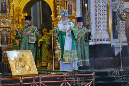 Храм Христа Спасителя. Вербное воскресенье. На снимке: патриарх Московский и всея Руси Кирилл во время литургии.