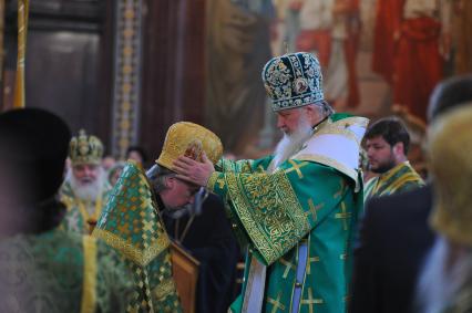 Храм Христа Спасителя. Вербное воскресенье. На снимке: патриарх Московский и всея Руси Кирилл во время литургии.