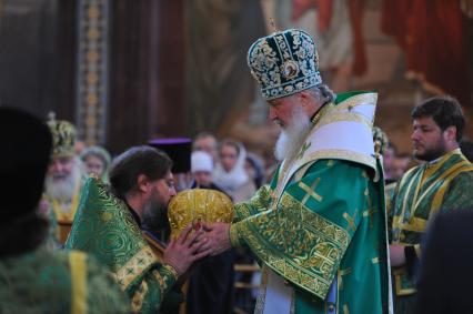 Храм Христа Спасителя. Вербное воскресенье. На снимке: патриарх Московский и всея Руси Кирилл во время литургии.