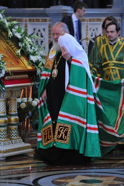 Храм Христа Спасителя. Вербное воскресенье. На снимке: патриарх Московский и всея Руси Кирилл во время литургии.