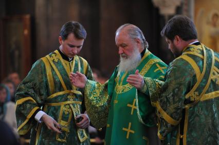 Храм Христа Спасителя. Вербное воскресенье. На снимке: патриарх Московский и всея Руси Кирилл во время литургии.