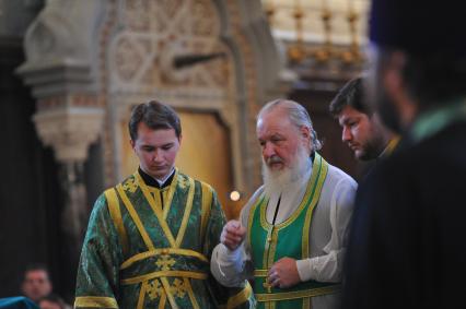 Храм Христа Спасителя. Вербное воскресенье. На снимке: патриарх Московский и всея Руси Кирилл во время литургии.