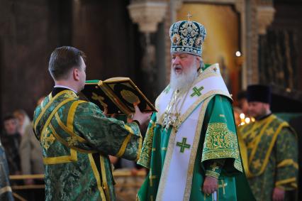 Храм Христа Спасителя. Вербное воскресенье. На снимке: патриарх Московский и всея Руси Кирилл во время литургии.