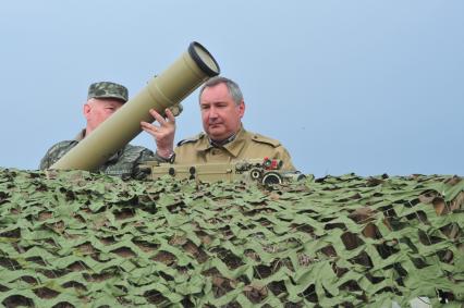 Рабочая поездка Д. Рогозина в Тулу. Полигон 106 Гвардейской воздушно-десантной дивизии. На снимке:  заместитель председателя правительства Дмитрий Рогозин (справа).