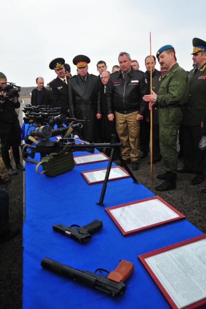 Рабочая поездка Д. Рогозина в Тулу. Полигон 106 Гвардейской воздушно-десантной дивизии. На снимке:  заместитель председателя правительства Дмитрий Рогозин (в центре).