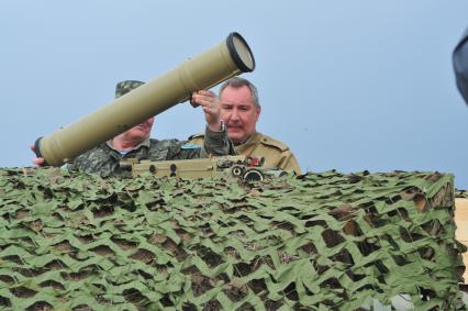 Рабочая поездка Д. Рогозина в Тулу. Полигон 106 Гвардейской воздушно-десантной дивизии. На снимке:  заместитель председателя правительства Дмитрий Рогозин (справа).