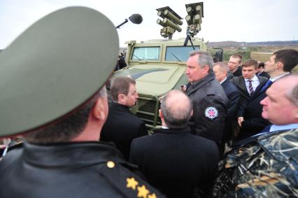 Рабочая поездка Д. Рогозина в Тулу. Полигон 106 Гвардейской воздушно-десантной дивизии. На снимке:  заместитель председателя правительства Дмитрий Рогозин (в центре).